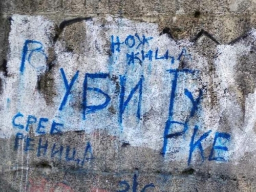 GNUSNE PORUKE OSVANULE U CRNOJ GORI: Ispisano 'Nož, žica, Srebrenica' i 'Ubij Turke'