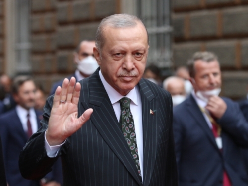 SVJETSKI LIDERI ZBUNJENI ERDOGANOVIM POKLONOM: Evo kako izgleda moćni turski revolver (FOTO, VIDEO)