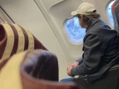 UOČEN NA AERODROMU U BERLINU: Zdravko Čolić neprepoznatljiv u kačketu, a evo šta je radio neposredno pred let (FOTO)