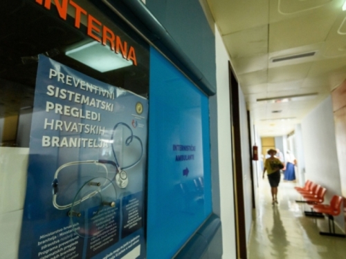 NEIZLJEČIVA BOLEST OD KOJE STRAHUJE POLA SVIJETA: Prvi simptomi bolesti suptilni su i razlikuju se od osobe do osobe