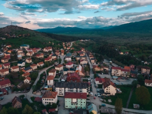 'SVI PUTEVI MAKADAMSKI, OSIM ONOG ZA...': Opština bez banke i pekare kupuje luksuzni terenac od 164.000 KM