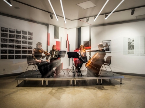 KVARTET SA SINFONIETTA:  Bach i Glass otvaraju četvrtu sezonu projekta 'Muzikom kroz izložbu' u Collegium Artisticumu
