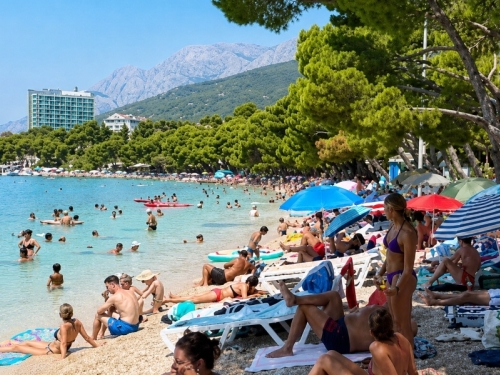 PLAŽE U MAKARSKOJ PREPLAVLJENE: Prizori s obale obišli društvene mreže (VIDEO)