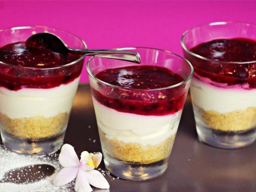 KULINARSKI LJETNI HIT: Brzi ljetni cheesecake u čaši savršen je izbor -  priprema se za samo 15 minuta...