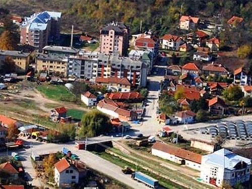 HIT NA INTERNETU: U gradu na jugu Srbije podigli spomenik Miloradu Dodiku....