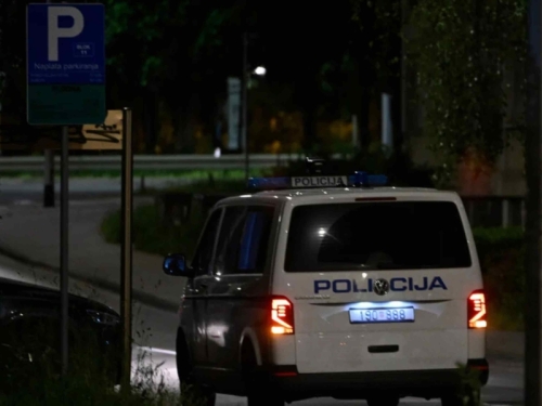 STRAVIČNE SCENE U SUSJEDSTVU: Pijani tinejdžer udarao policajca u glavu i izbio mu zub, nastala je opća makljaža...