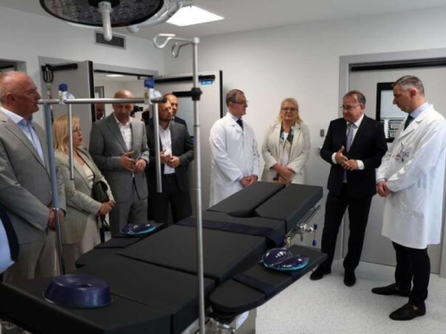 NA KCUS-u OTVORENE ČETIRI RENOVIRANE KLINIKE: Najmodernija oprema čeka pacijente