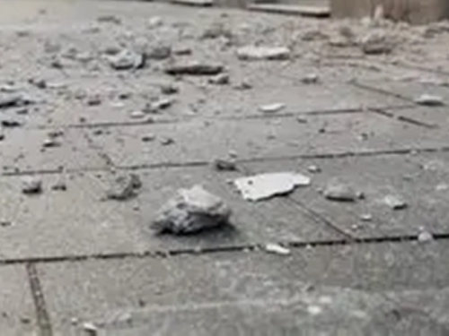 NOVO OBRUŠAVANJE FASADE U SARAJEVU: Komadi su pali na ugostiteljski objekat