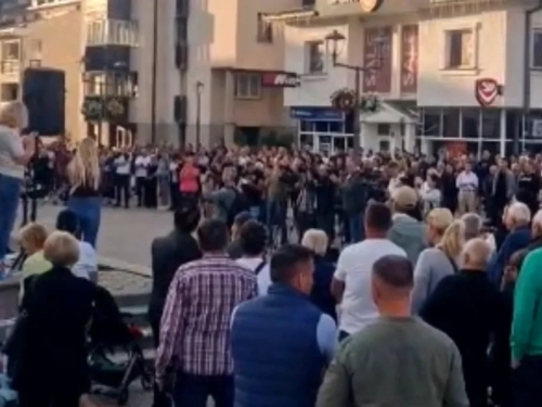 NAROD SE POBUNIO PROTIV DODIKA: Protest na Palama zbog premlaćivanja omladine (VIDEO)