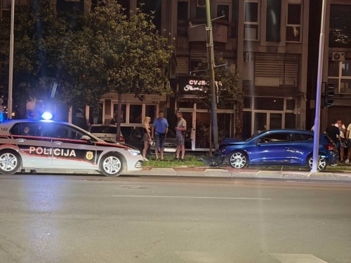 HAOS NA POFALIĆIMA: Automobil se nakon sudara zabio u betonski stub, dvije osobe povrijeđene
