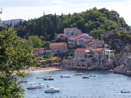 NEVJEROVATNO KOLIKO JE JADRAN SKUP ZA LJETOVANJE: Mini pica u Pržnu 32 eura, a u Firenci u Italiji cijeli obrok dobijete za 43 eura