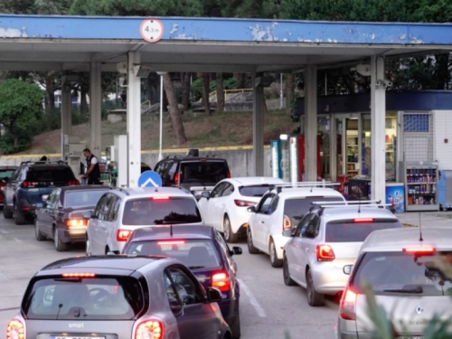 UDAR NA DŽEP: Vozačima se preporučuje da ako mogu odmah odu na benzinske pumpe