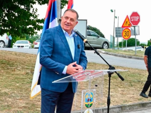 GOSPODAR PRAZNIH SELA: Mit o vođi i stvarnost koja odlazi