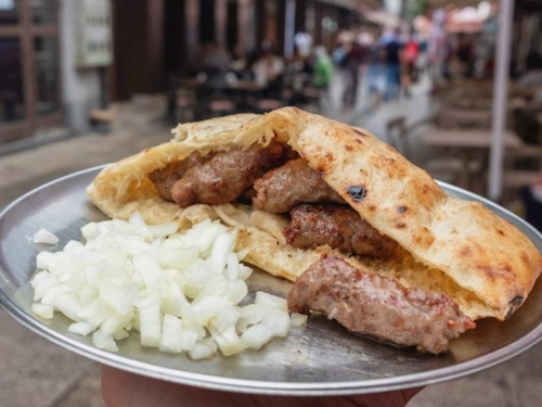 ĆEVAPI ILI HAMBURGER, KO NOSI TITULU: Kulinarski obračun bosanske protiv američke kuhinje uoči velike utakmice