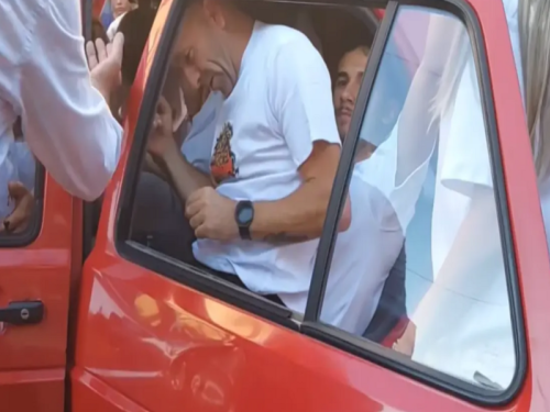 SRUŠEN GINIS U SANSKOM MOSTU: Legendarna 'Dvojka' izdržala nemoguće – Pogledajte koliko je ljudi uspjelo stati u čuveni automobil (VIDEO)