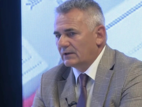 'DRŽALI ME NA PRELAZU MERDARE VIŠE OD 6 SATI': Gradonačelnik Brčkog zakukao zbog Albanaca - 'Detaljno me pretresali prije ulaska na Kosovo'