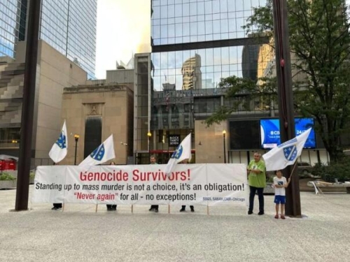 'DA SE NIKAD, NIGDJE I NIKOME NE PONOVI': U Chicagu se zavijorila zastava BiH povodom 31. godišnjice genocida u Srebrenici