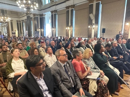 EMOTIVNE SCENE IZ BIRMINGHAMA: Obilježena godišnjica genocida u Srebrenici, izvedba u pijesku o stradanju Bošnjaka nagrađena ovacijama