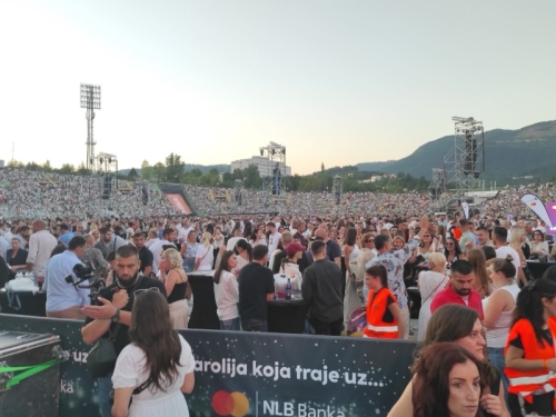 SPEKTAKL NA KOŠEVU: Dino Merlin stigao na stadion, Sarajevo u znaku 'dinomanije' pred prvi od tri historijska koncerta