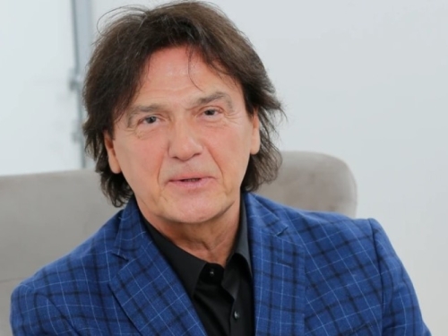 DOK SE ESTRADA KUPA U MORU, ON JE OTIŠAO NA DUNAV: Zdravko Čolić pronašao svoj recept za bijeg od vrućine