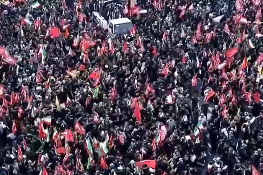NESTVARNI PRIZORI IZ IRANA: Milioni ljudi na ulicama na ispraćaju ubijenog ajatolaha, ali nema njegovog nasljednika...