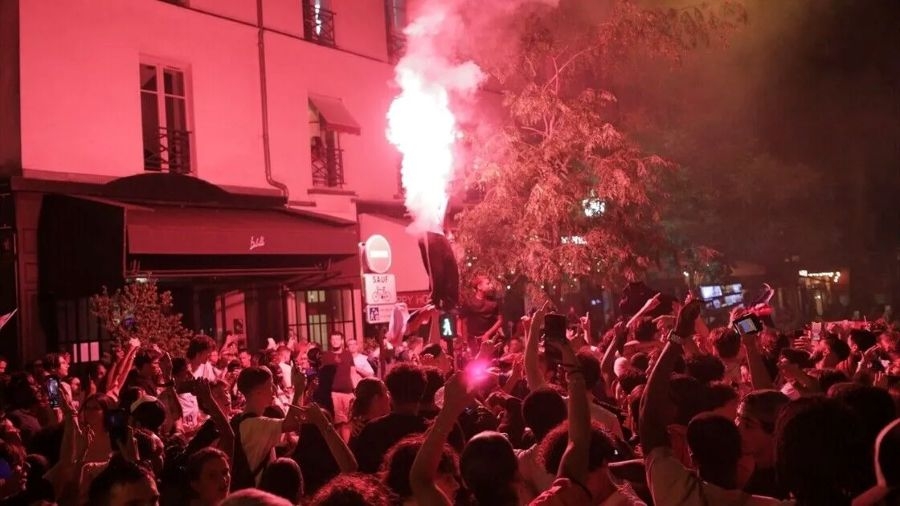 PAKAO NA ULICAMA NAKON MEČA S MAROKOM: Poginula djevojka, vozač uhapšen, a Parizom bukte žestoki neredi i hapšenja!