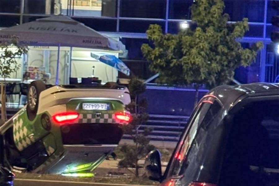 KRŠ I LOM U SARAJEVU: Taksi vozilo završilo na krovu, ima ozlijeđenih...