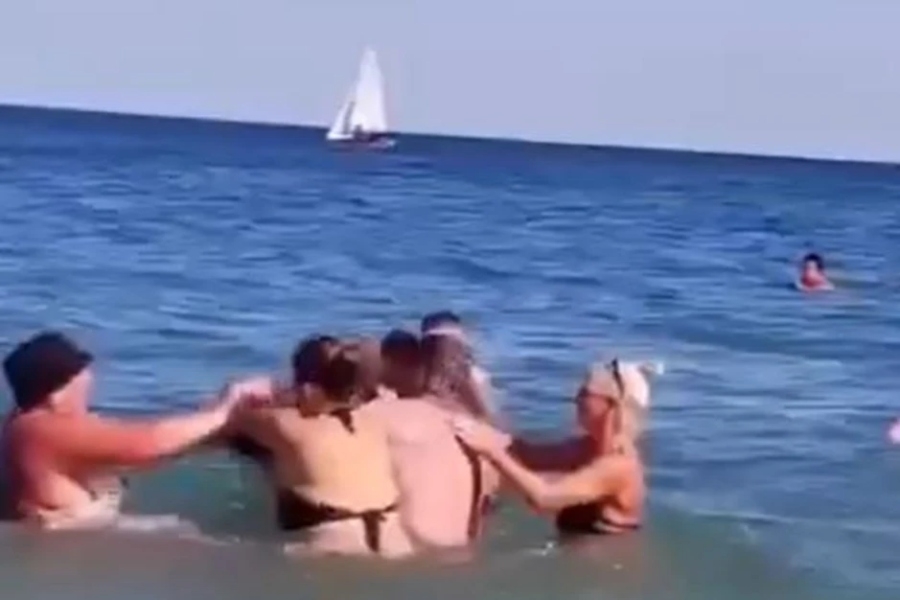 MASOVNA TUČA ŽENA U PLIĆAKU U ULCINJU: Jedna udarila muža drugoj, pa nastao opšti haos - dijete na gumi gledalo obračun (VIDEO)