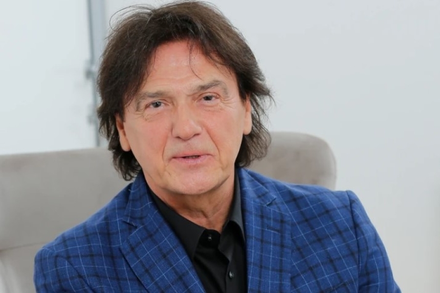 DOK SE ESTRADA KUPA U MORU, ON JE OTIŠAO NA DUNAV: Zdravko Čolić pronašao svoj recept za bijeg od vrućine