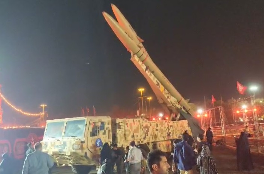 VOJNI SPEKTAKL U TEHERANU: Iran javno izložio moćnu balističku raketu Zulfikar na centralnom gradskom trgu (VIDEO)