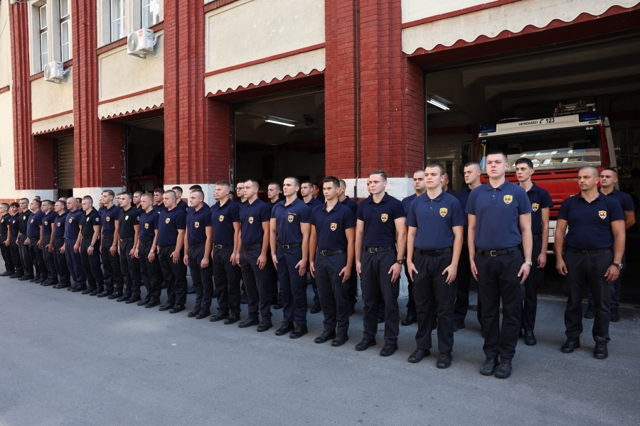 STIŽE NOVA GENERACIJA HEROJA: ogledajte kako je izgledalo postrojavanje novih vatrogasaca  (FOTO)