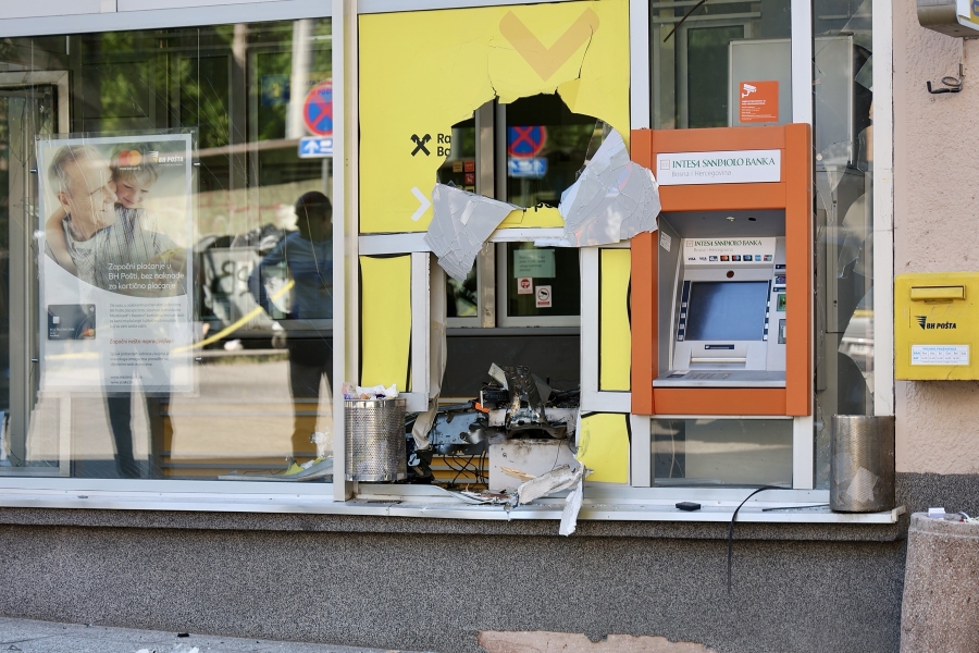 DRAMA U RANU ZORU: Nepoznati razbojnici eksplozivom raznijeli bankomat u sarajevskom naselju, stanari ih otjerali (FOTO)