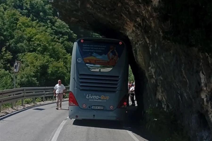 AUTOBUS SE NASUKAO NA STIJENU U BiH: Nesvakidašnja scena, a reakcije su hit