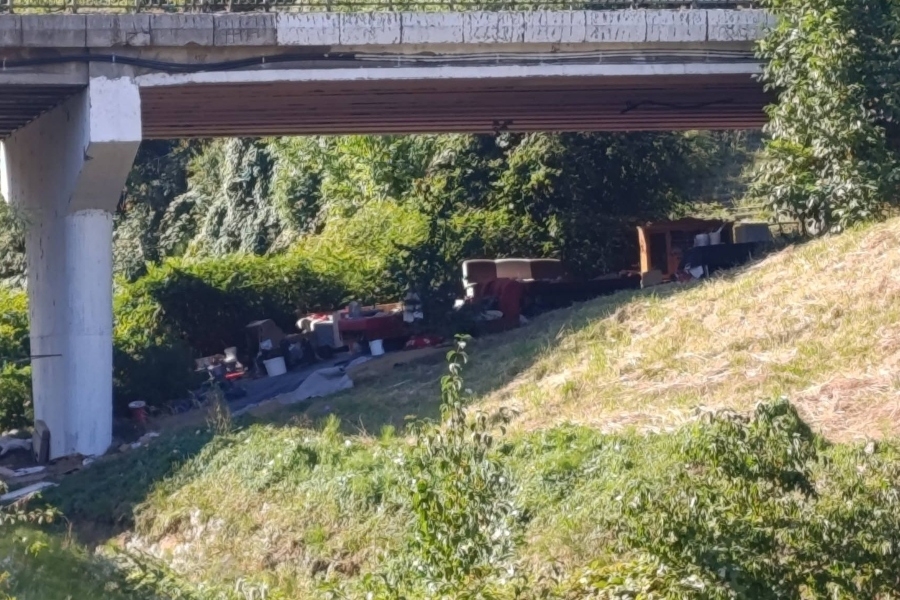RUGLO NA 50 METARA OD SUDA BiH: Građani u šoku, ispod mosta napravljen improvizirani smještaj