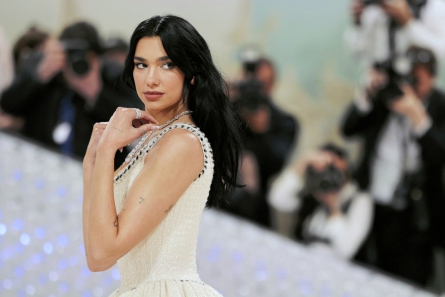 HIT SNIMKA IZ PRIŠTINE: Dua Lipa u 4 i po ujutro jela pljeskavice i poručila - 'Je*beš avokado tost, ovo je Balkan stil' (VIDEO)