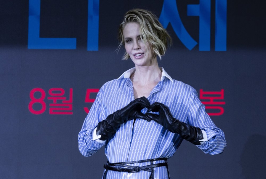 SMJELO IZDANJE: Charlize Theron nosi prozirnu suknju kakvu još nismo vidjeli