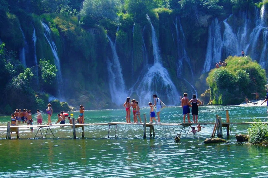 'HERCEGOVAČKE PLITIVICE': Susjedi očarani nestvarno lijepim kupalištem u BiH u blizini granice s Hrvatskom