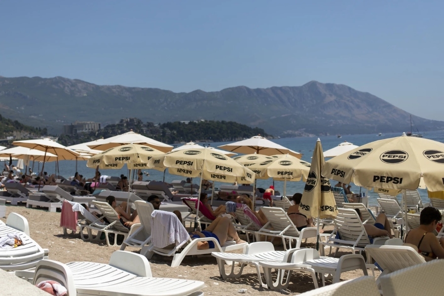 BEOGRAĐANKA UHAPŠENA NA PLAŽI U CRNOJ GORI: Sa njom 'pao' i muškarac iz BiH, evo zbog čega joj je policija stavila lisice na ruke