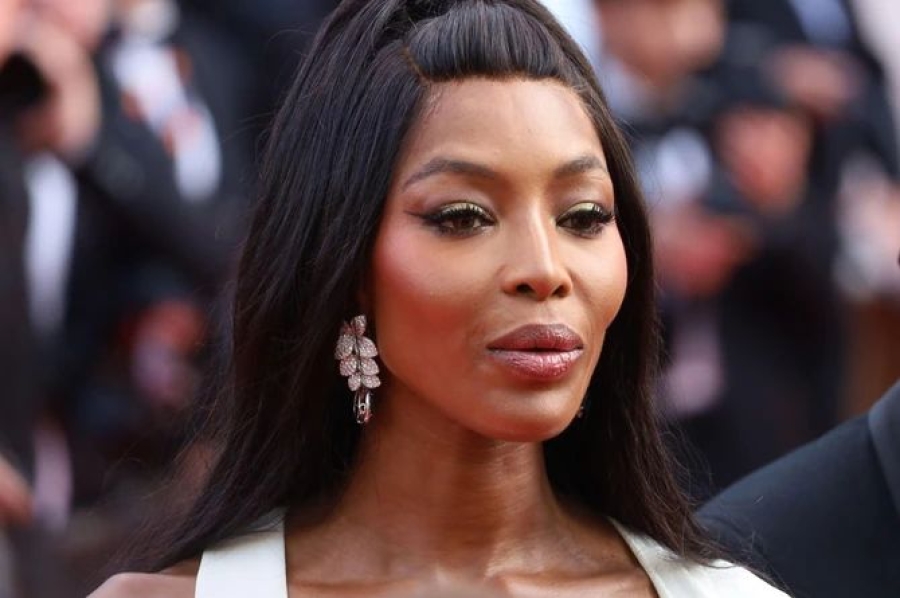 LJUDI RASPOMAMLJENO GLEDAJU NAOMI CAMPBELL U KUPAĆEM I NIKO ŽIV JOJ NE BI DAO 57 GODINA: 'Na svoju babu sam - ima fantastične gene', kune se da nije imala plastične operacije (FOTO)