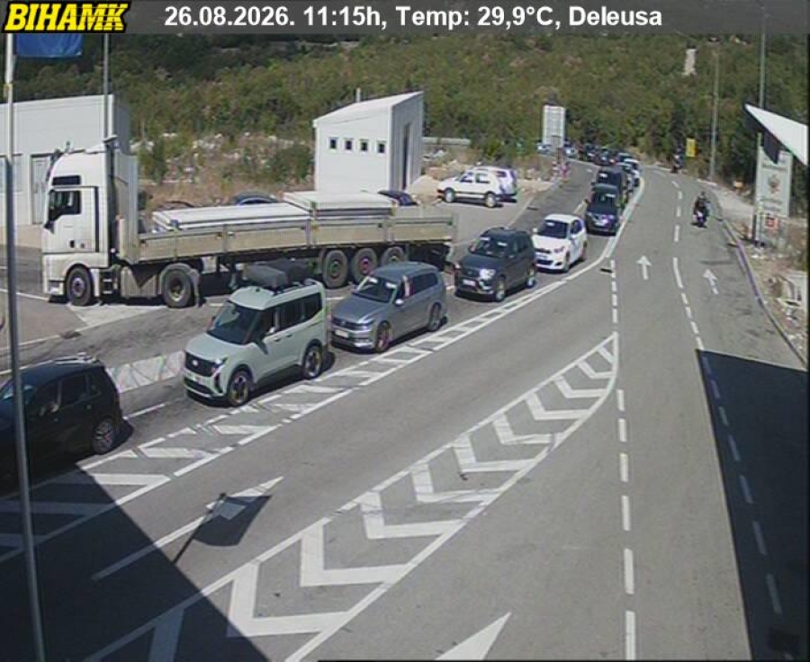 APEL VOZAČIMA: Duge kolone na više prelaza, brojne ceste zatvorene