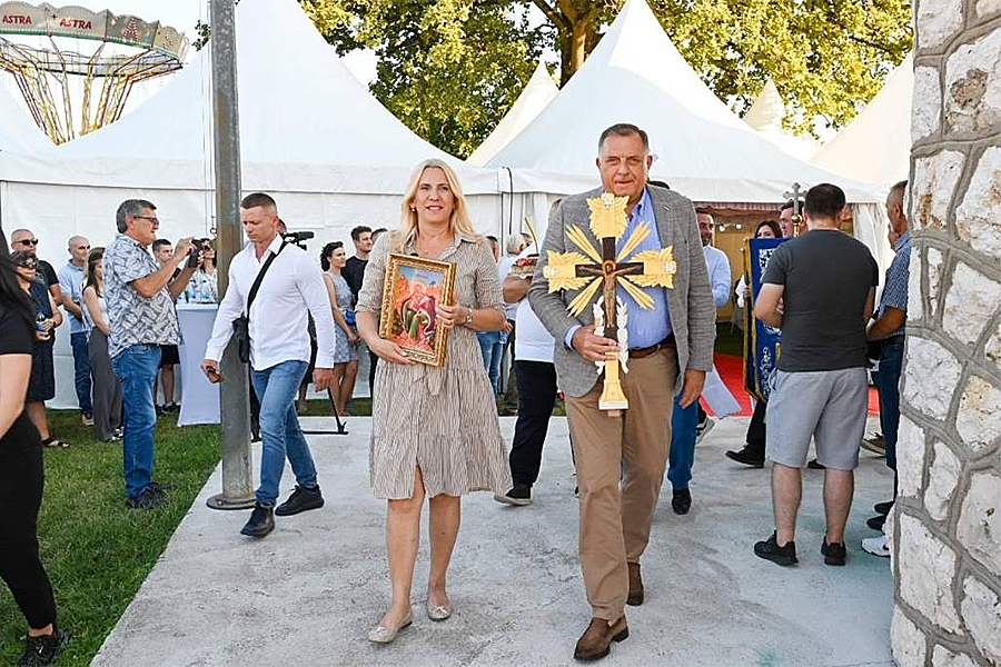 HIT NA INTERNETU: Natpis na fotografiji Milorada Dodika i Željke Cvijanović širi se društvenim mrežama...
