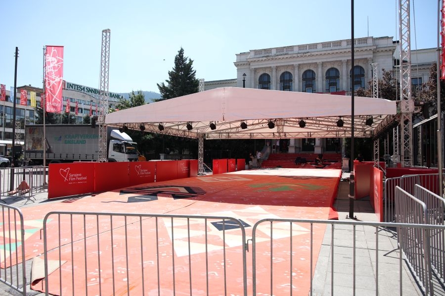 FILMSKA GROZNICA TRESE SARAJEVO: Počele završne pripreme za 32. SFF, crveni tepih čeka svjetske zvijezde