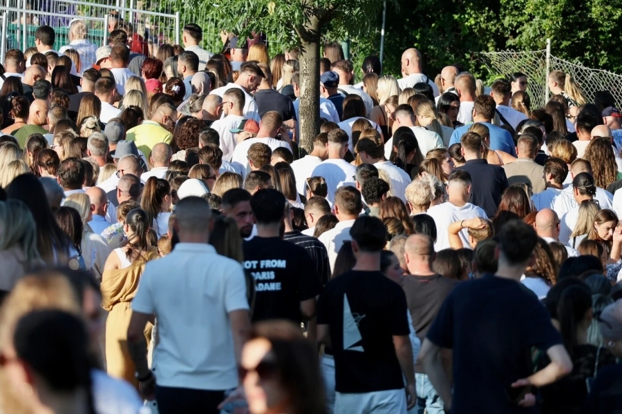 STVARAJU SE REDOVI: Publika pristiže na drugi koncert Dine Merlina na Koševu