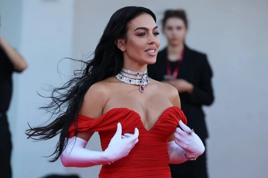 'OVAKO ME BUDI MOJ MUŽ': Georgina pokazala Ronalda u bazenu, u Rijadu ih dočekalo čak 45 stepeni