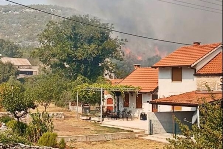 BUKTI POŽAR NA JUGU BOSNE I HERCEGOVINE: Helikopter policije entiteta RS u akciji, vatra guta sve pred sobom