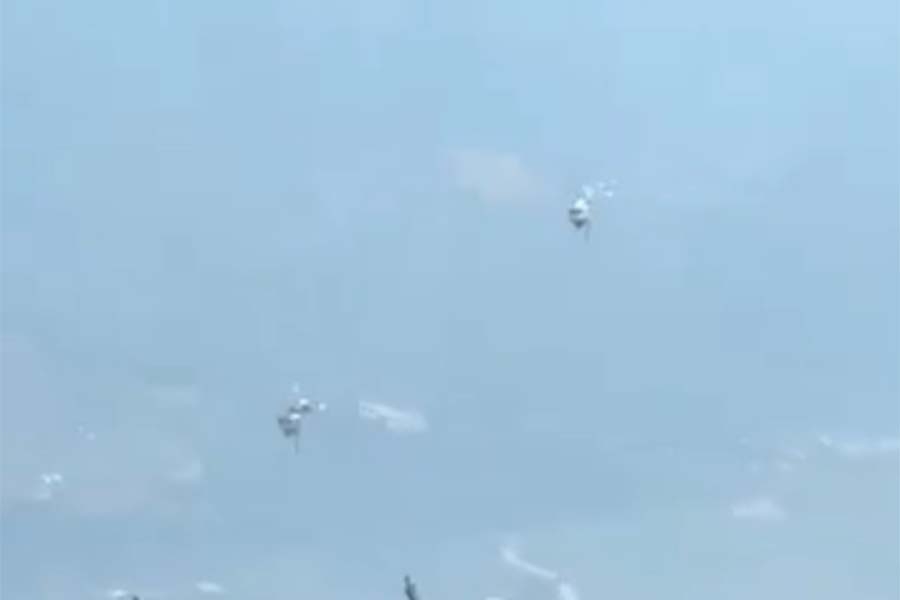 DRAMA U ZRAKU: Snimljen trenutak sudara helikoptera, oba su gasila požar...