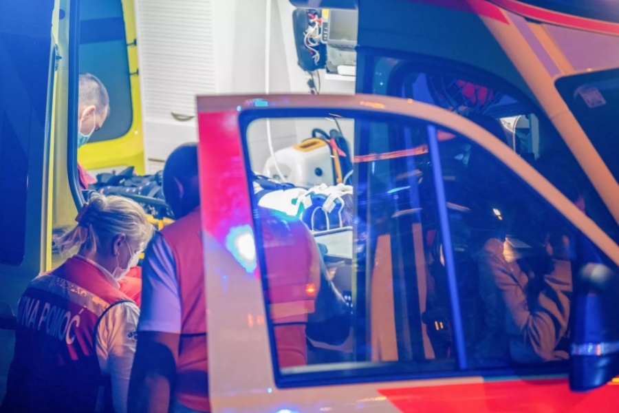 UŽAS U JUTARNJIM SATIMA: Pretučeni 43-godišnjak pronađen na cesti, hitno prevezen u bolnicu