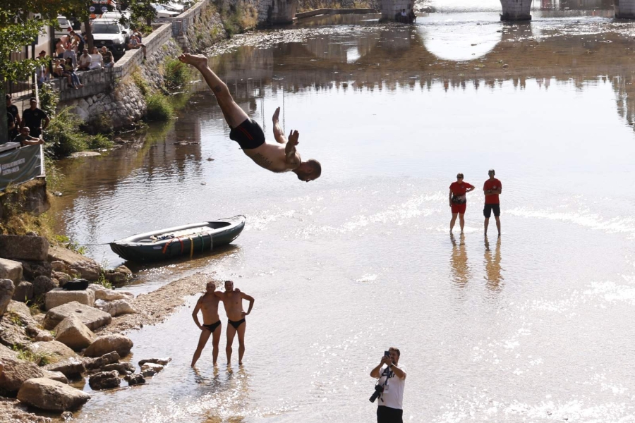 'SB' NA BENTBAŠA CLIFF DIVING 2026: Sarajevo gledalo spektakularne skokove takmičara iz šest zemalja (FOTO + VIDEO)
