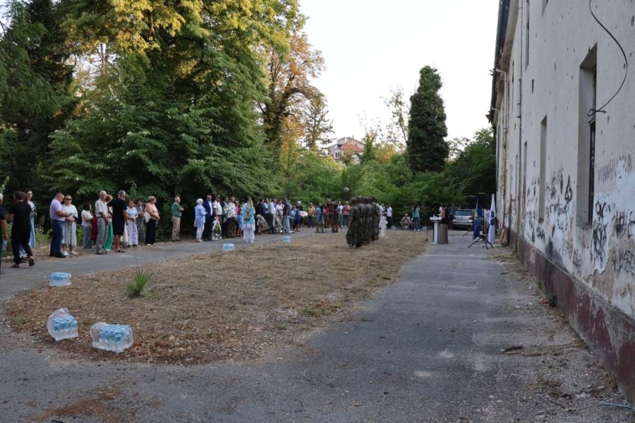 CVIJEĆE POLOŽENO ISPRED KOŠTANE BOLNICE: Obilježena 33. godišnjica progona i stradanja Bošnjaka Stoca