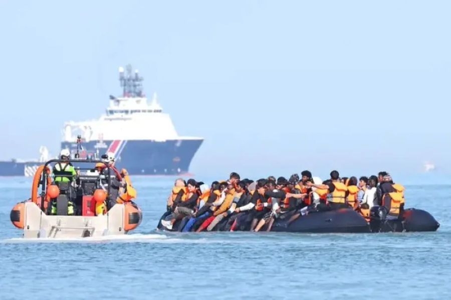 DRAMA U ENGLESKOM KANALU: Zapalio se čamac s migrantima, 157 ljudi skakalo u more da spasi živu glavu!